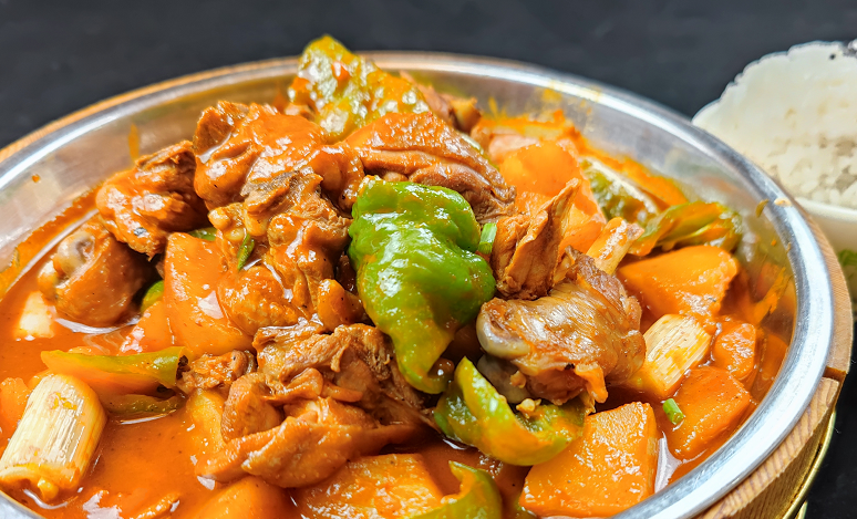 不论你好哪一口,都能因此爱上俏麦园的秘制大盘鸡,美味到不可自拔