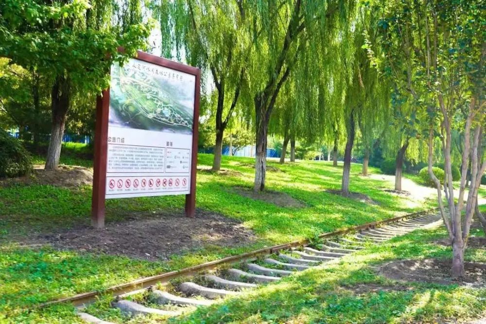 公園南部則為城市森林區,遍佈河灘灌木,樹林草地,一片自然風光.