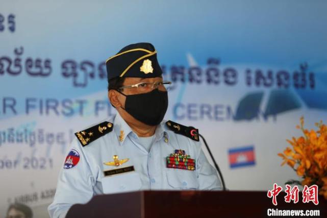 当天,柬埔寨空军副总司令贡莫尼,柬埔寨民航国务秘书处民航局长康万纳