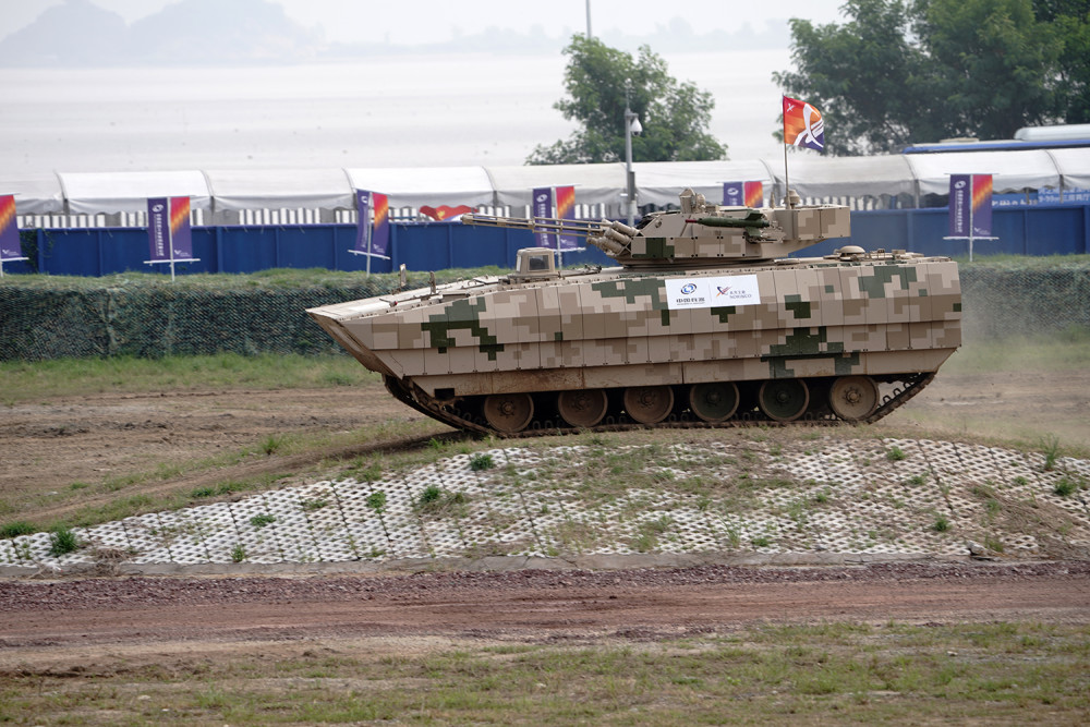 vn12履带式装甲步兵车爬坡.参加动态展示的地面装备集结.