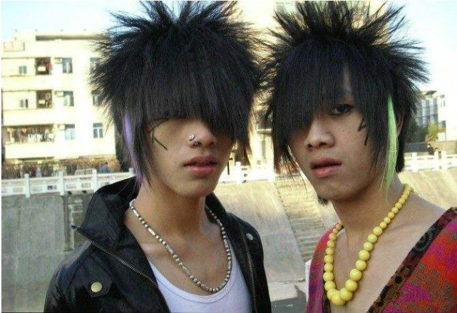 当年火爆的"葬爱家族",创始人"太帅"迷倒女生,如今怎样了?