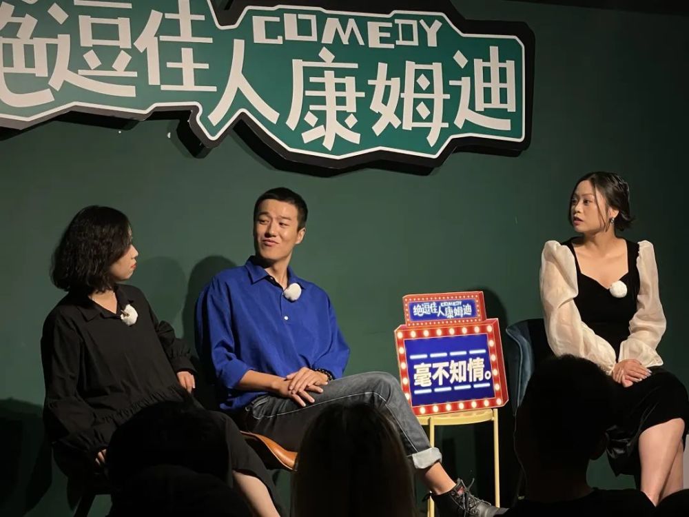 大家一定都不陌生了,一位是知名播客节目谐星聊天会的当家插话师,另一