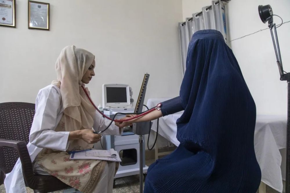 阿富汗籍年轻女医生荣获南森难民奖区域奖