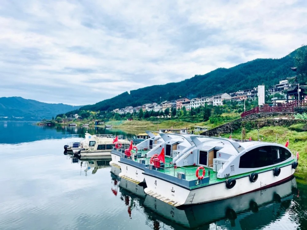 瓦屋山雅女湖游船运营啦!瓦屋山又多了一个绝佳观景点