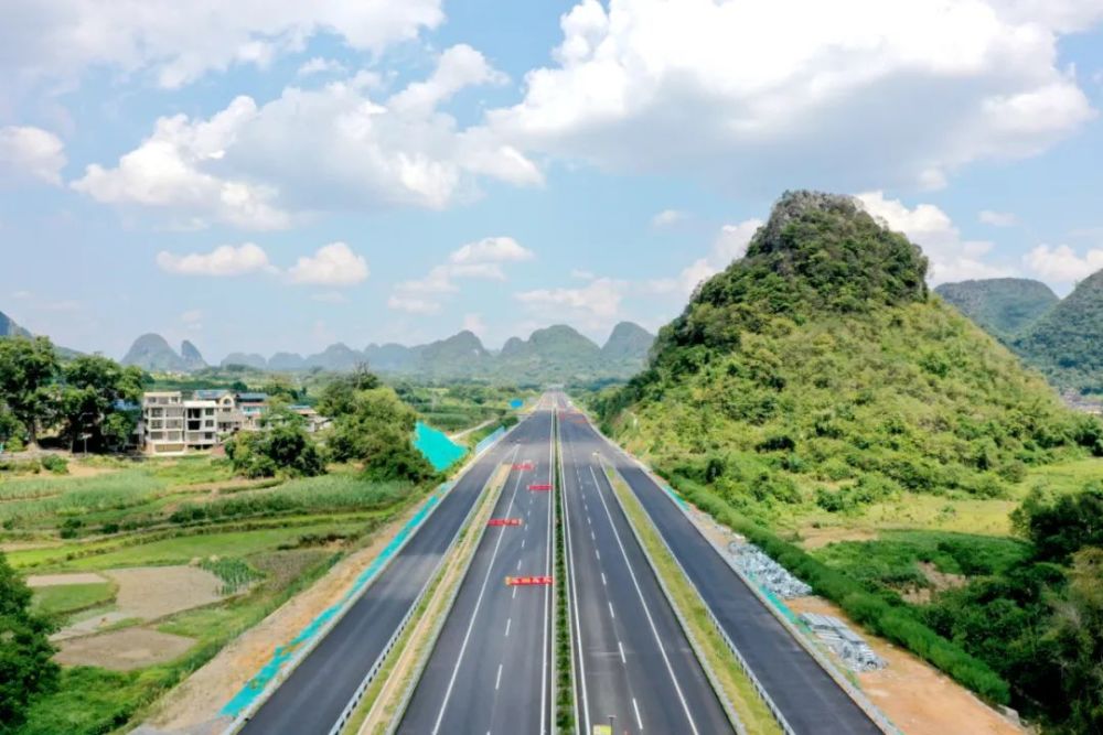 重大项目迎国庆桂柳高速展新颜