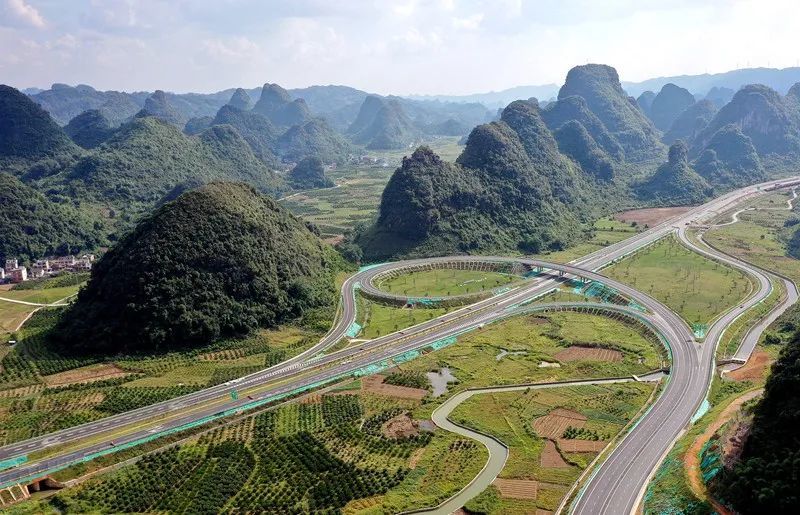 重大项目迎国庆桂柳高速展新颜
