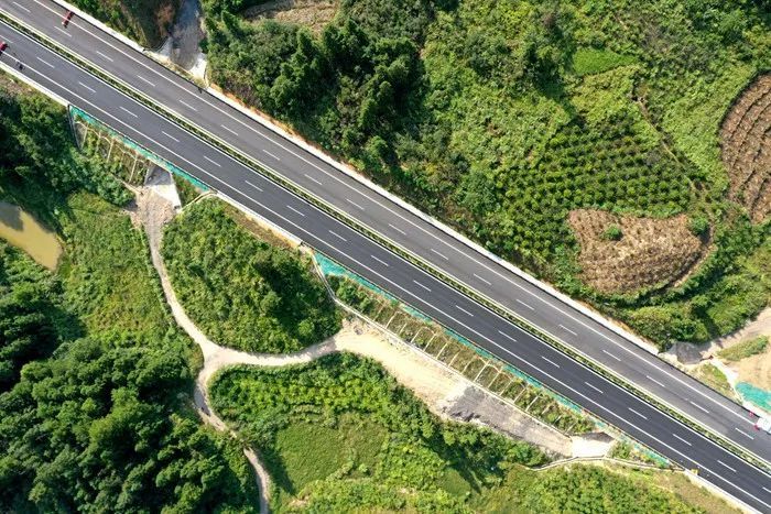 重大项目迎国庆桂柳高速展新颜