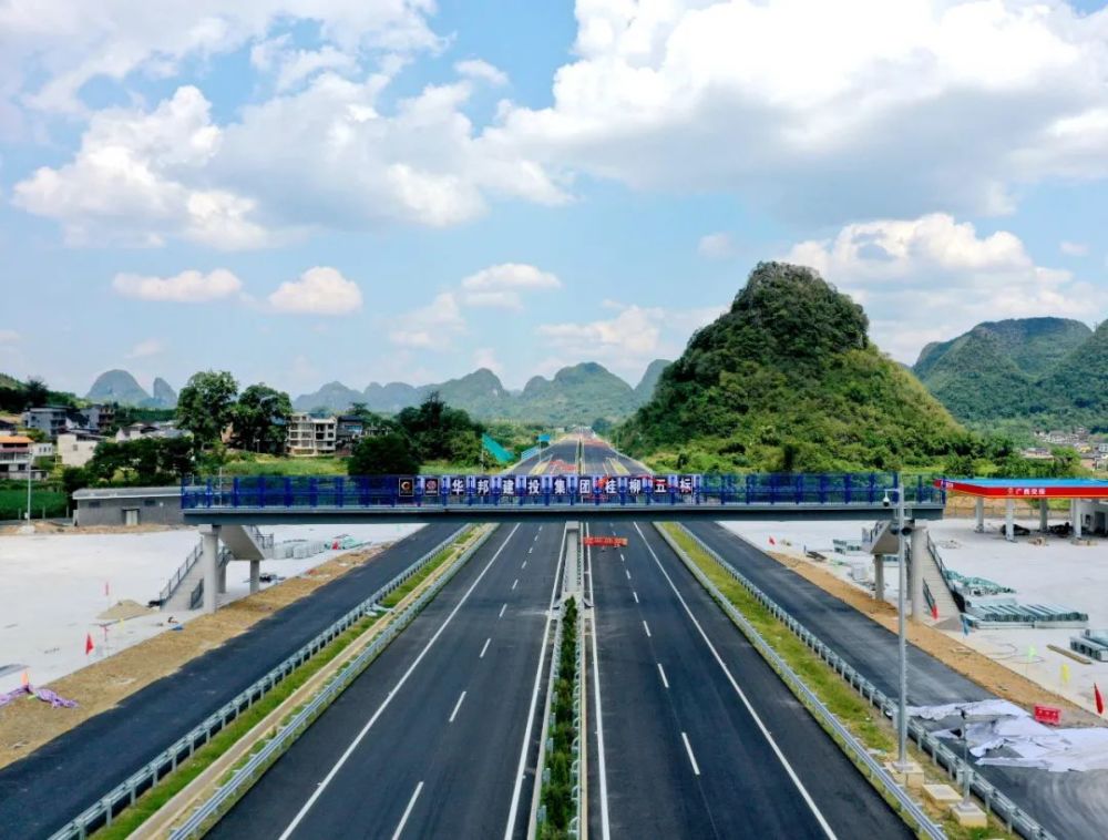 重大项目迎国庆桂柳高速展新颜