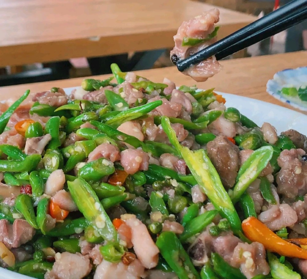 四川绵阳的顶流老字号哑巴兔人均100元生意太火爆