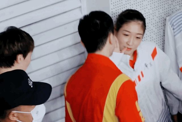 太甜了马龙握住刘诗雯小手不松开两人相视而笑兄妹关系好