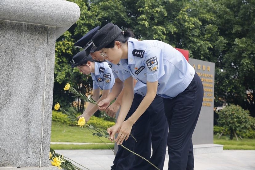 在横门保卫战纪念碑前,民警怀着崇敬的心情瞻仰碑文,脱帽肃立,集体