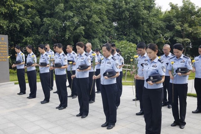 在横门保卫战纪念碑前,民警怀着崇敬的心情瞻仰碑文,脱帽肃立,集体