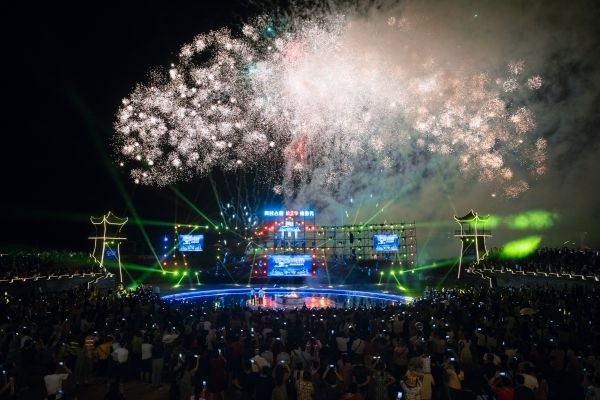 国庆来夜游新洲凤娃古寨超级夜影秀上新