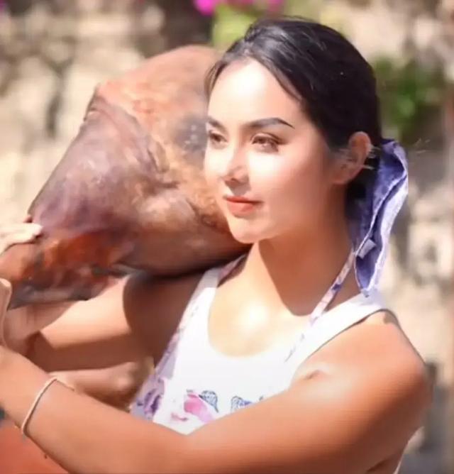 胡闹闹,一个神奇的网红!全是摆拍,可是大家就喜欢这样的