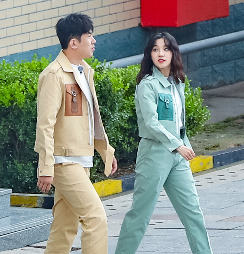 毕竟粉丝曝出黄旭熙的各种消息后,在跑男圈粉无数的黄旭熙就处于塌房