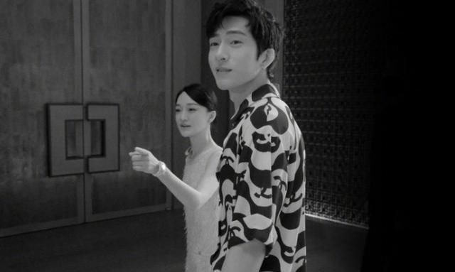 周迅井柏然再被偶遇乘坐地铁接地气井宝高大帅气周公子娇俏可爱