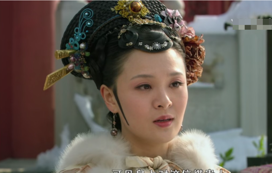没想到皇后宫里的猫受了惊,扑到了富察贵人,我站在甄嬛身后,趁大家