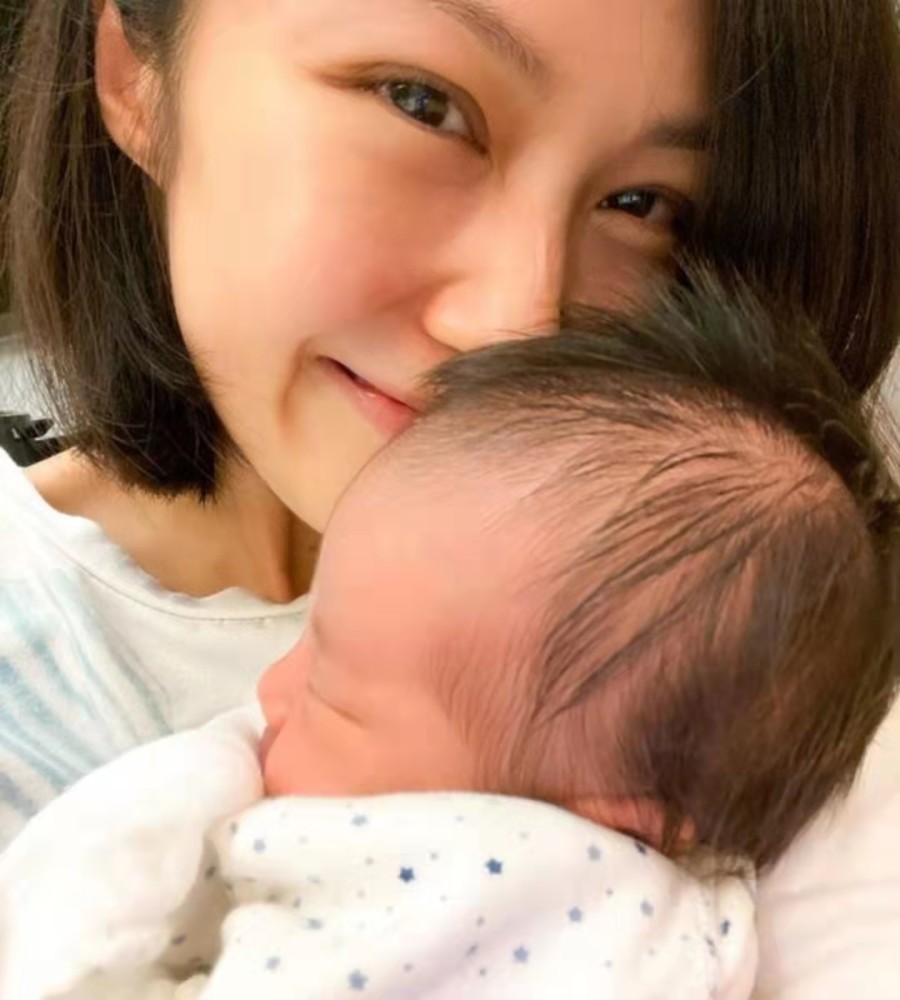 可爱!英皇知名小花百日宴首公开爱女长相,眉眼像极爸爸麦秋成