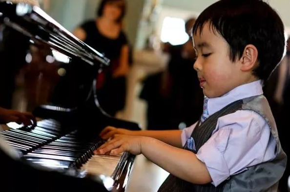 4岁天才琴童evan le,钢琴水平超过了一些本科生,诠释了天才定义