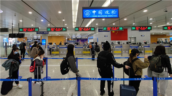 上海机场边检：浦东机场国际航班“并楼”运行澳门特区联络办主任傅