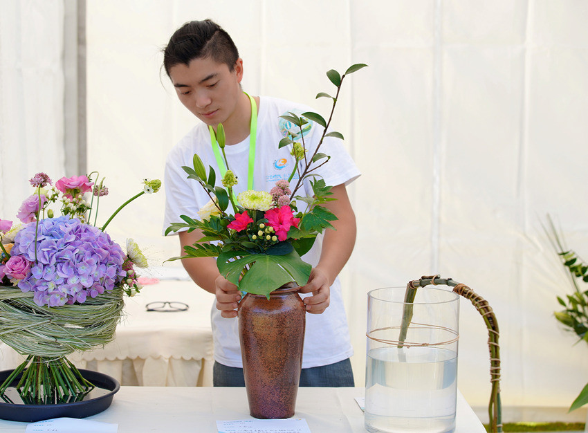 四川成都:百余名花艺师同台竞技 上演艺术与技术的"碰撞"