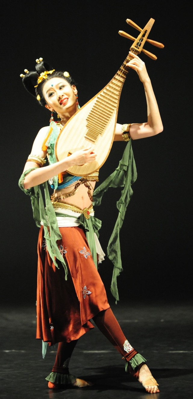 活动共分为两个环节,第一环节是《反弹琵琶舞》的表演,以及主创团队对