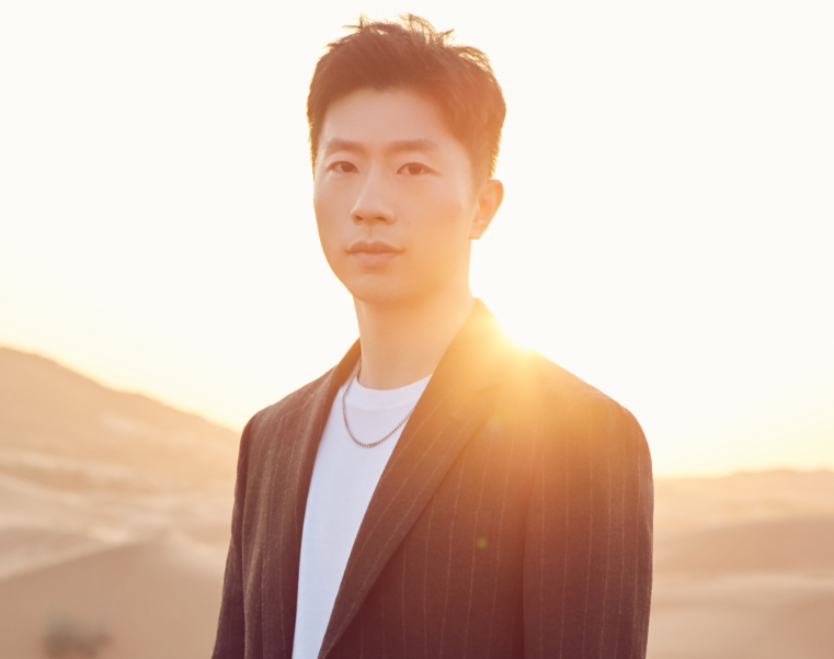 马龙现身沙漠帅气十足国乒大满贯忙里偷闲全运会后放松片刻