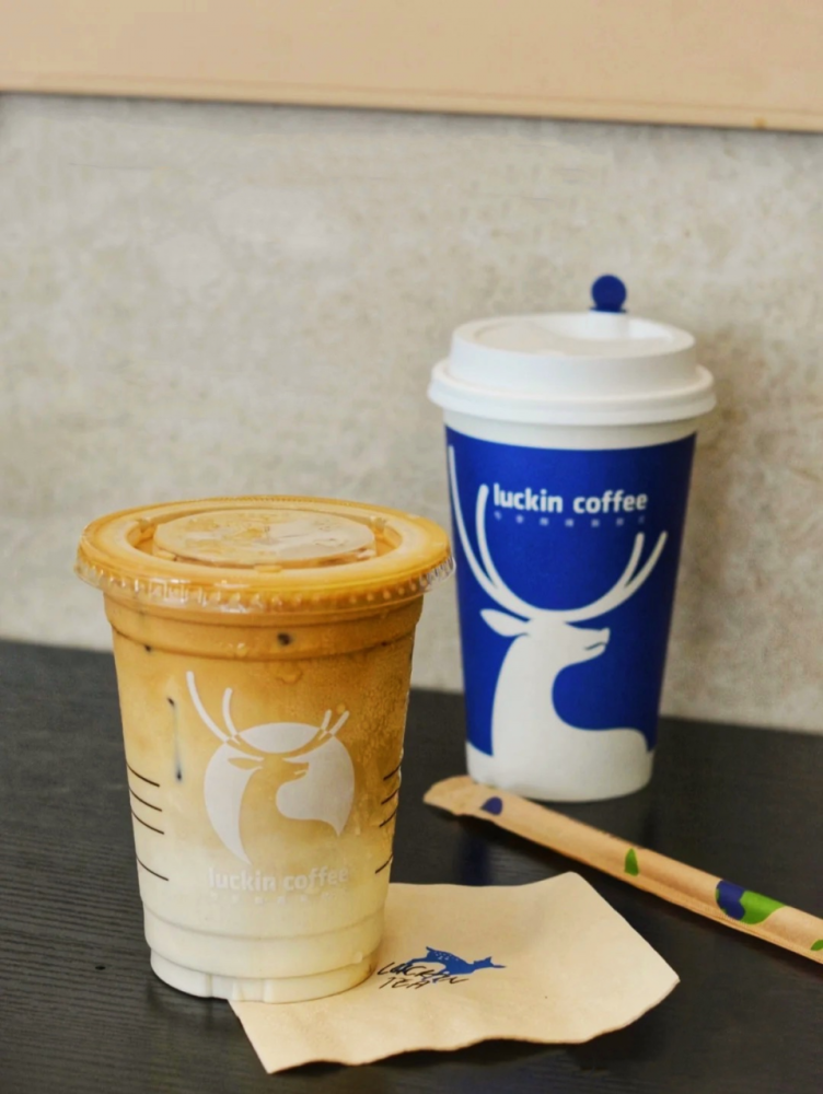 瑞幸还创新打造层出不穷的风味,造就丰富多样的丝绒拿铁系列,让奶咖