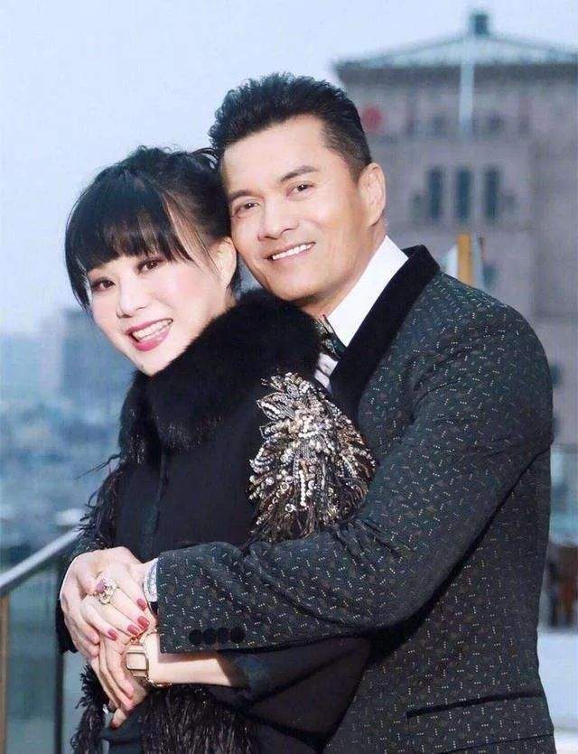 何超莲前任黄俊豪成功混进富婆圈！最豪身家千亿，最差身家也过亿