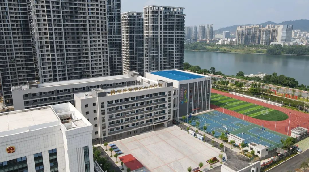 石榴苑南面毗邻柳州第十五中学总部(滨江),滨江小学总部,加之绿城