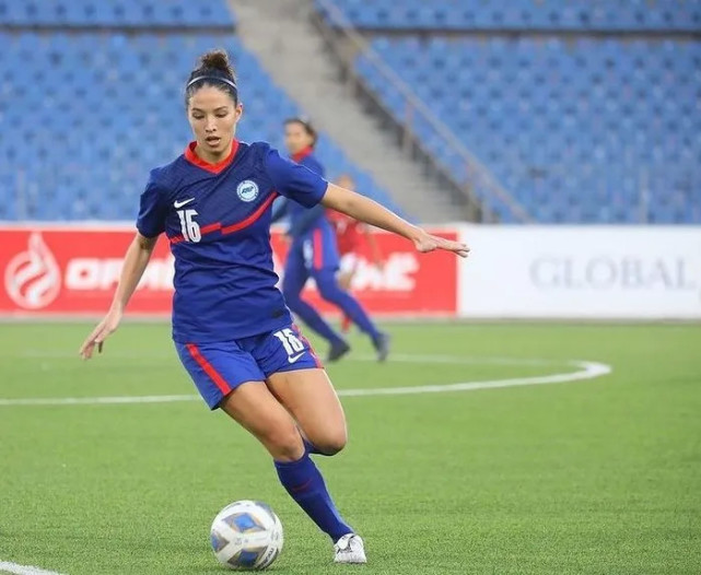 新加坡华裔女足国脚陈慧颖成环球小姐亚军足球偶像是梅西