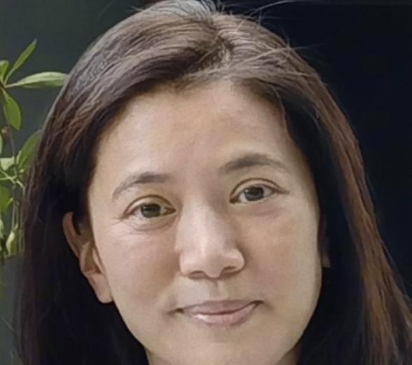 袁咏仪愿意花很多钱买包,也经常去理发店做头发,但是一直都不爱化妆