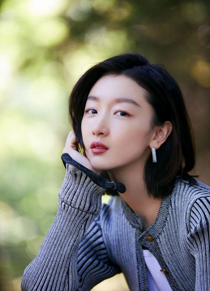 周冬雨出席中法环境月穿喇叭袖露脐装站c位大胆说中文真给国人长脸