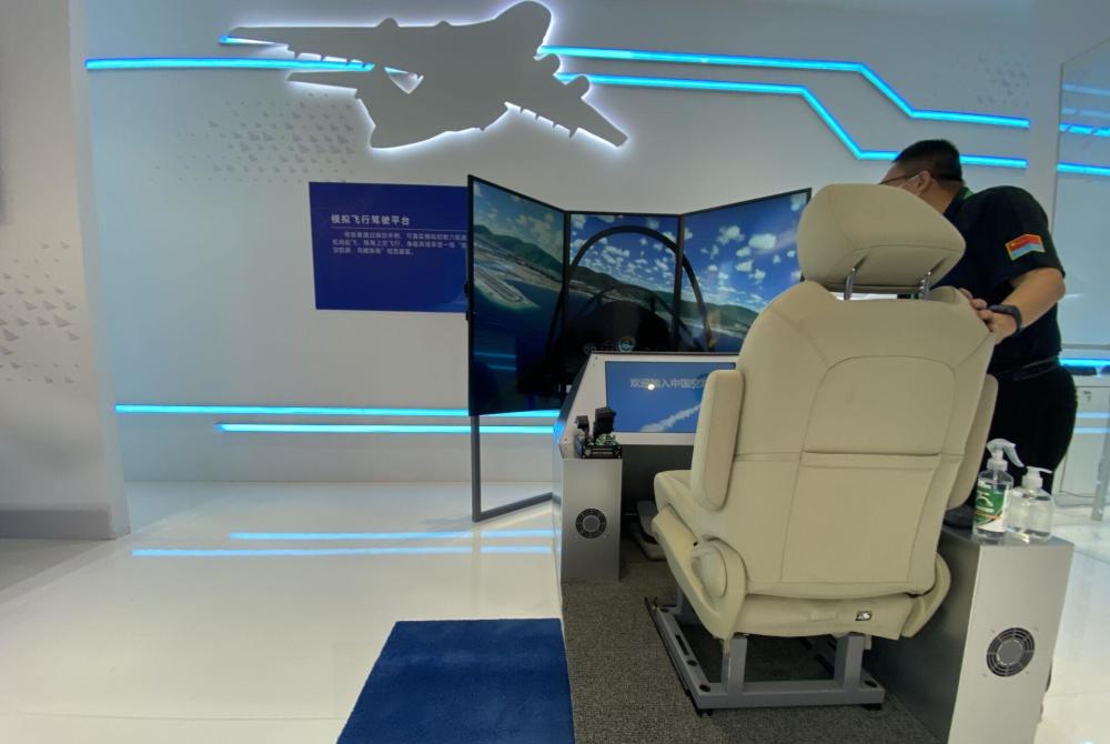 珠海航展开幕 中国空军招飞展台新姿态亮相