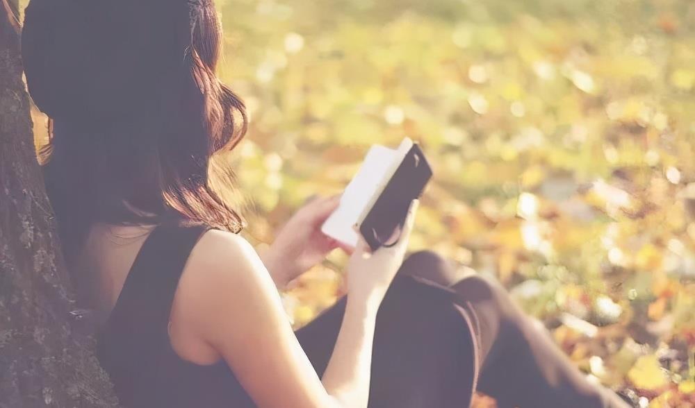 充实自己的内心,由内而外地展现出最好的自己;其次,要掌握自己的生活