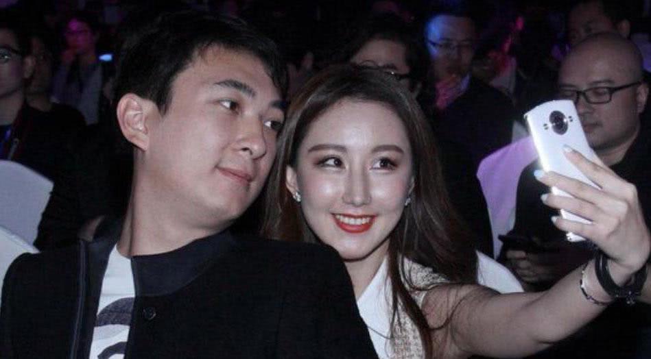 王思聪携仨美女逛街,全程开心聊天不间断,手搭美女肩头画面暧昧