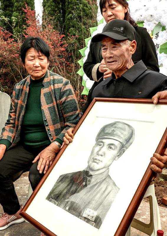 刘全林拿到了父亲张善清的画像,这是他第一次见到父亲的模样.