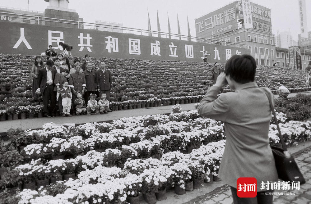 城市地标记录时代变化 天府广场与成都人的国庆记忆｜祖国颂·看