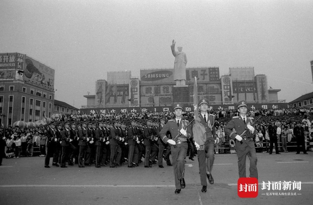 城市地标记录时代变化 天府广场与成都人的国庆记忆｜祖国颂·看我72变(图3)