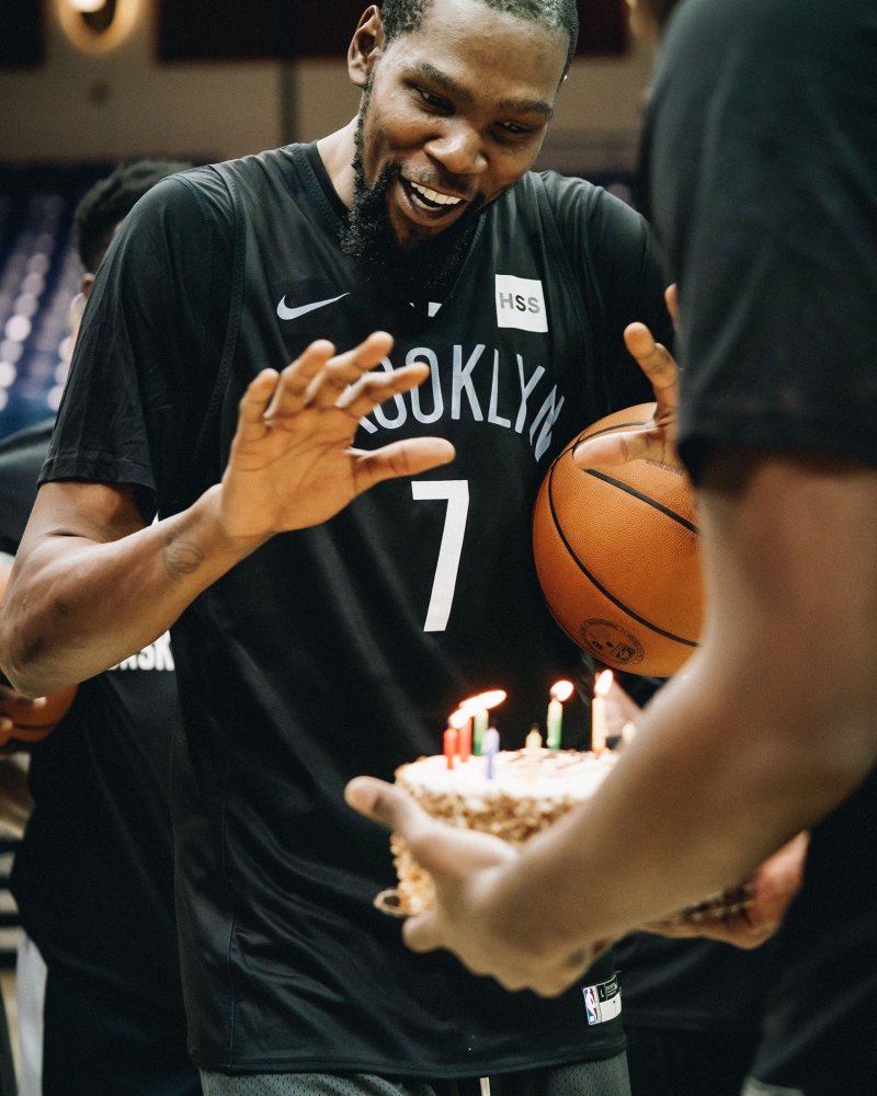 杜兰特生日派对曝光33岁kd身旁美女太抢镜詹姆斯为他送祝福