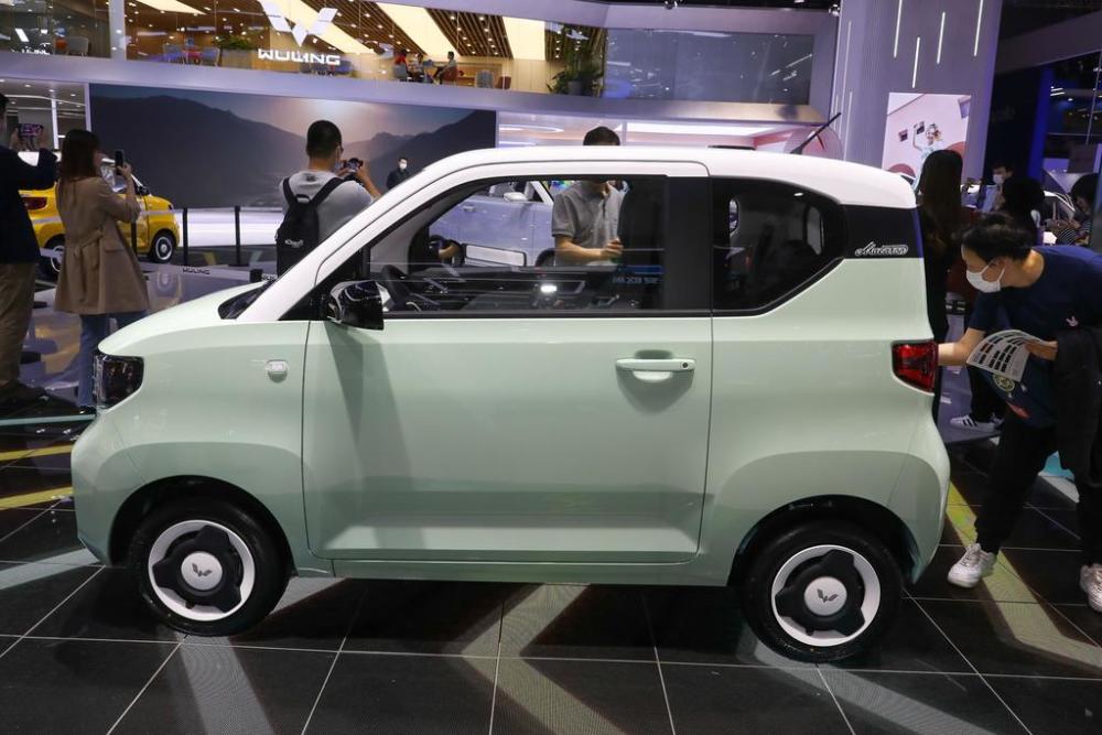 五菱宏光mini ev,纯电动零油耗,大学生的首选车_腾讯新闻