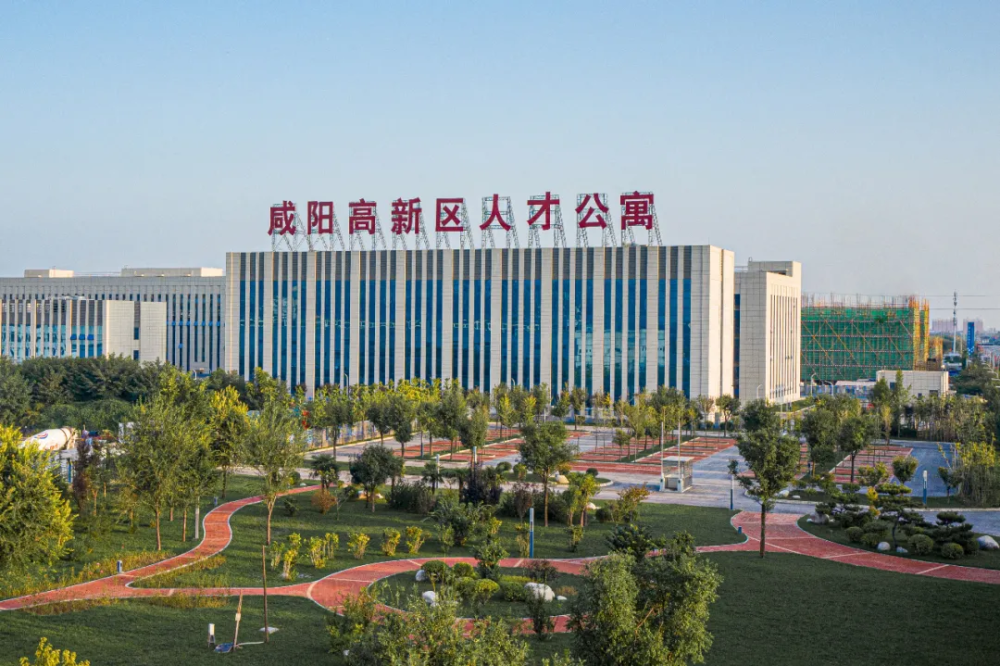 在软件方面,咸阳高新区相继出台了一系列吸纳人才的好政策,在项目支持