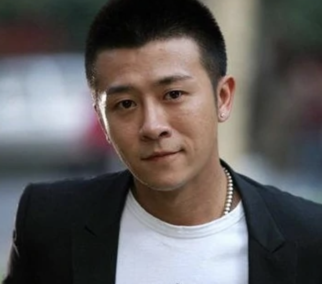 搭档,演起了偶像剧,在其中饰演一位霸道总裁,玩起了大叔配萝莉的戏码