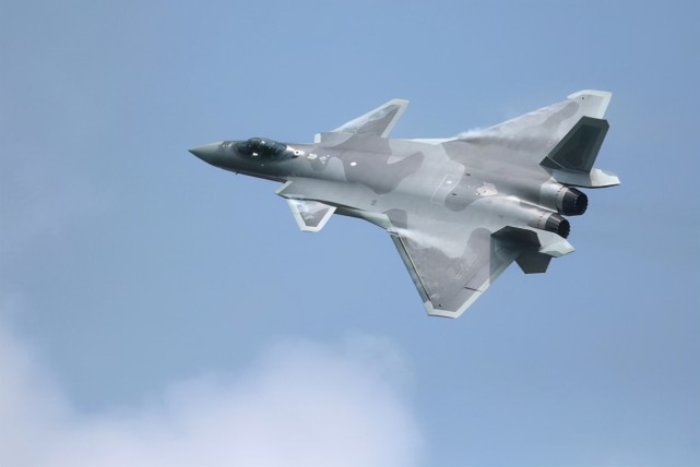 在传言中,歼-18是一款非常先进的战机,是由沈阳飞机公司研制的新一代