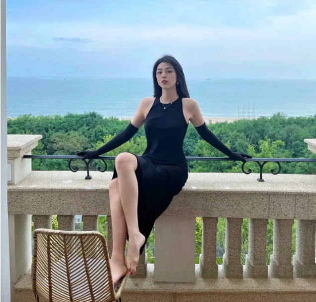 世界小姐冠军余薇薇气质好,超模身材令人慕,美得让人心动!_腾讯新闻