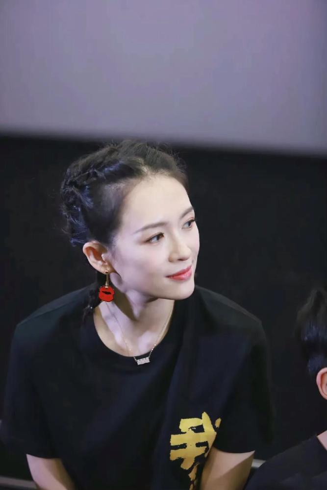 汪峰携大女儿助阵章子怡新片，一家三口现场挥手互动温馨有爱