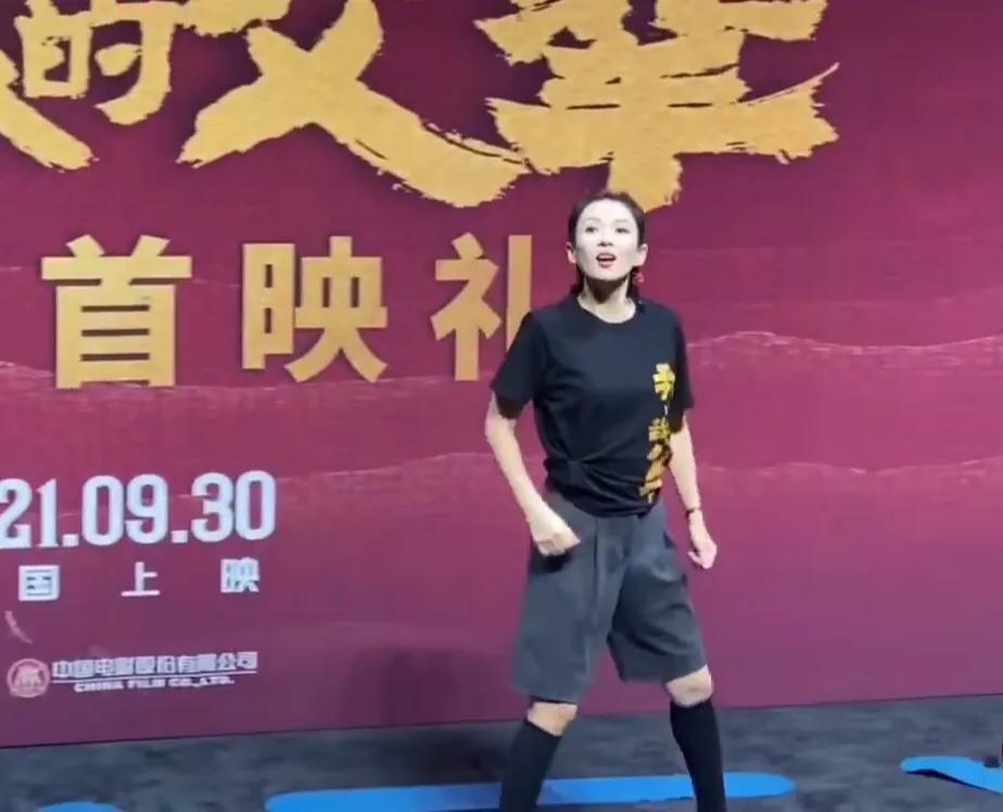 汪峰携大女儿助阵章子怡新片，一家三口现场挥手互动温馨有爱