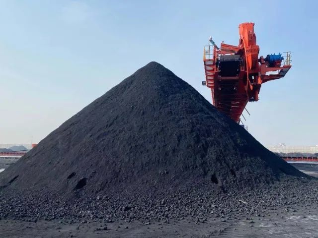 送达港口堆积如山的煤炭.受访者供图