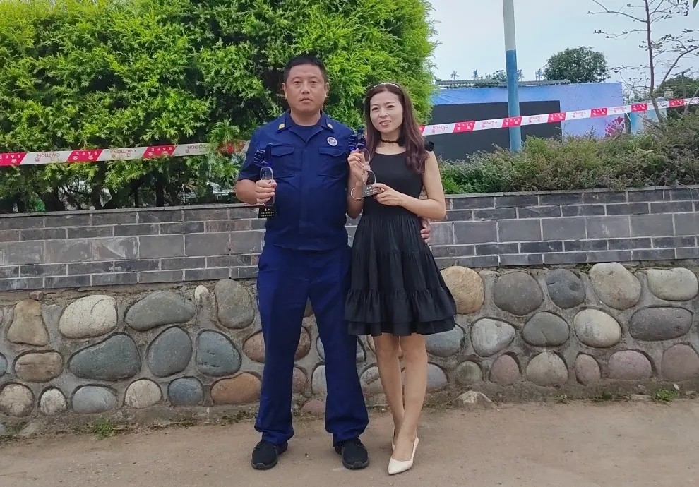 抗洪前线齐上阵夫妻双双捧奖还