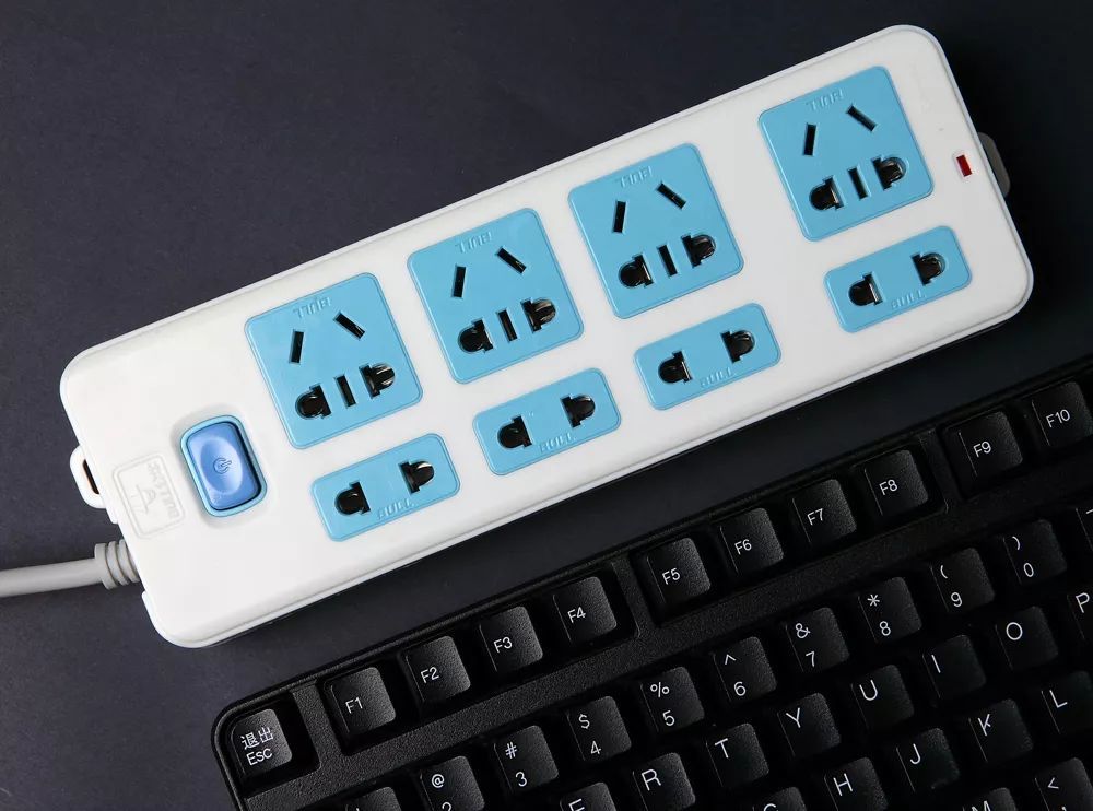 万能插排被国家禁止使用11年,为何屡禁不止?多数家庭都不知道